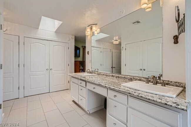 Building Photo - 5945 N El Capitan Way