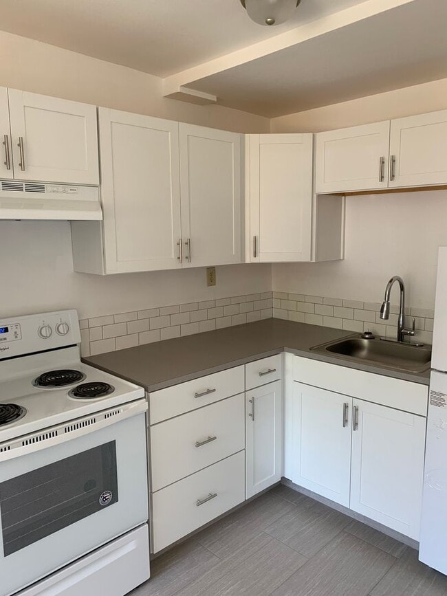 Building Photo - Amazing Remodeled 2 bd in Sellwood/Morelan...