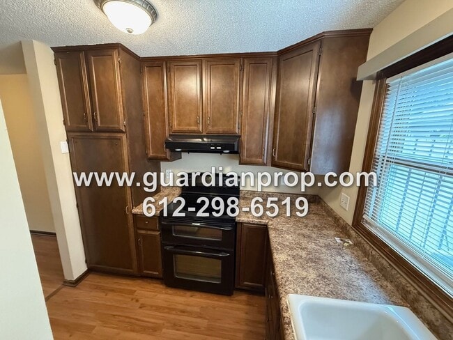 Foto del edificio - Townhouse Overlooking Pond Available Now, ...