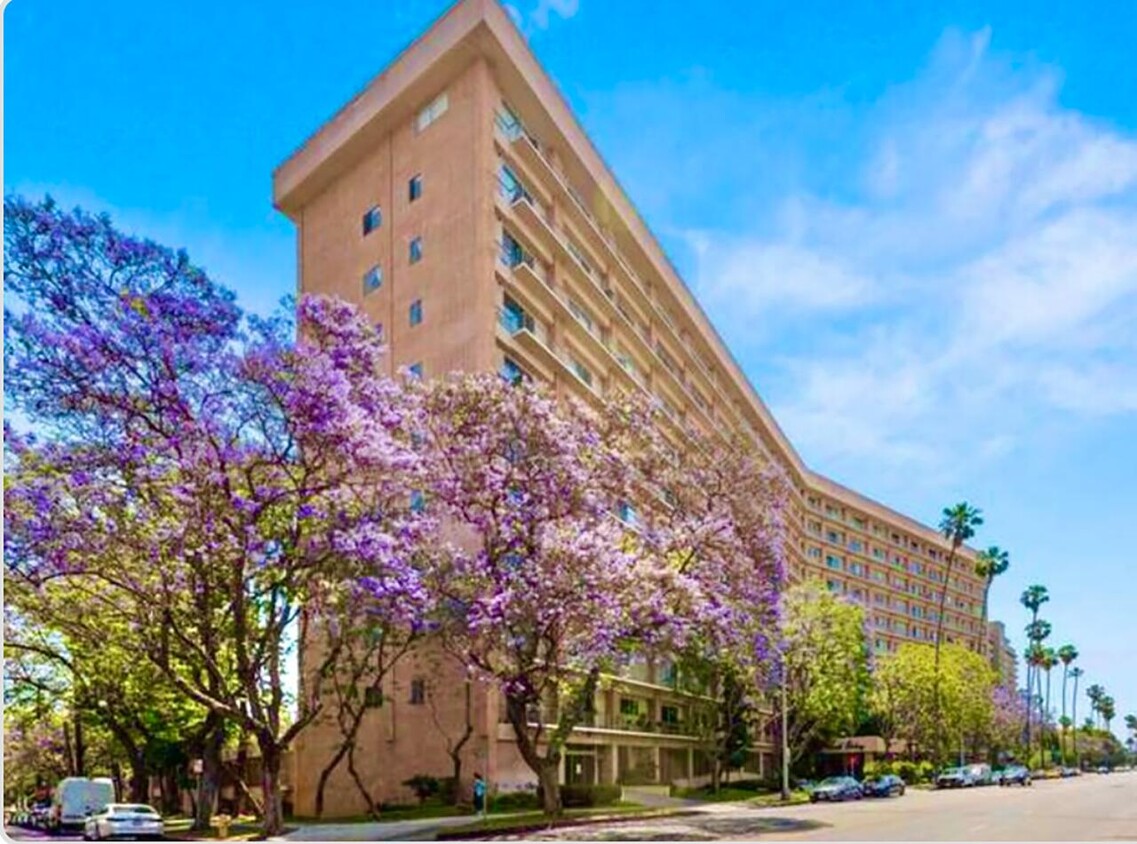 Foto principal - 100 S Doheny Dr
