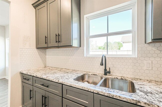 Building Photo - 8049 Ritz St