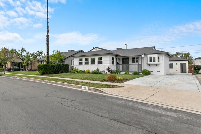 Foto del edificio - 6921 Bluebell Ave