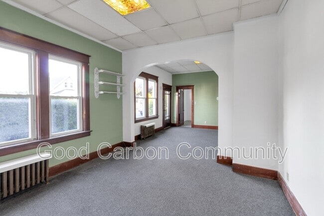Building Photo - 596 Oliver St
