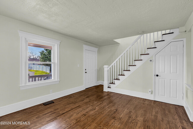 Building Photo - 303 Comstock St