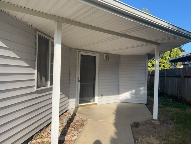Building Photo - Silverton Duplex #13146