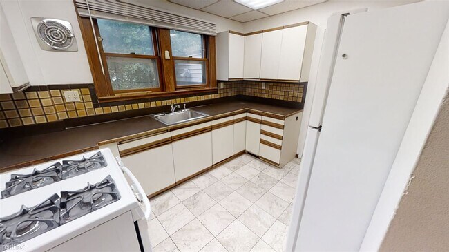 Building Photo - 5 br, 2 bath House - 811 Sylvan Ave Entire...