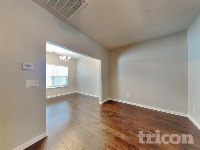 Foto del edificio - 406 Riverwood Ct