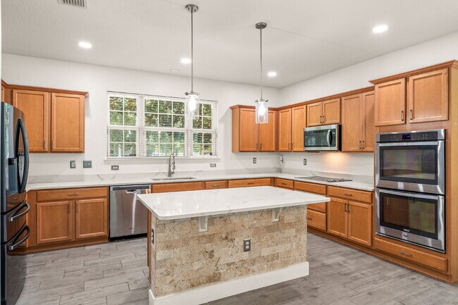 Foto del edificio - Spacious 3-Bed, 2.5 Bath End Unit Townhome...