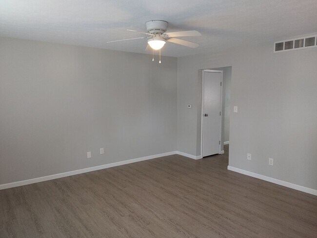 Building Photo - COZY TOWNHOME IN WILLOW TERRACE