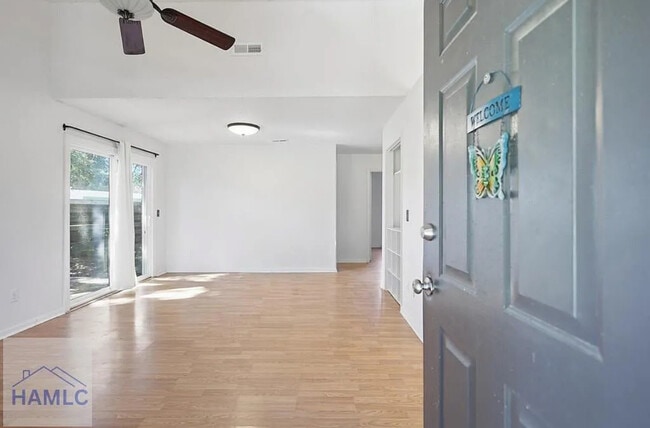 Building Photo - 664 Windhaven Dr