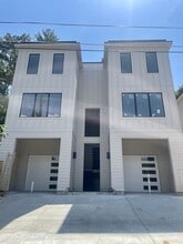 Building Photo - 400 Thompson St