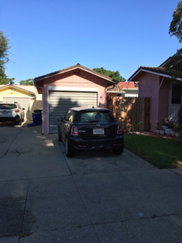 Building Photo - 1401 San Andres St