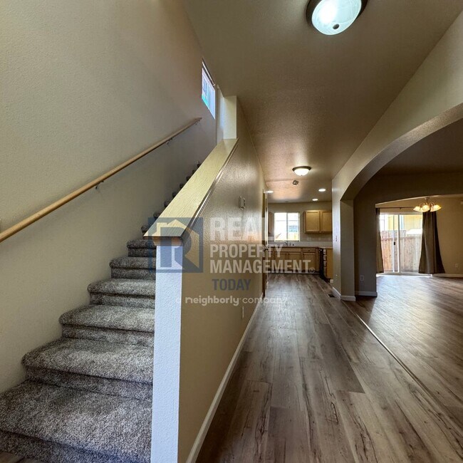 Foto del edificio - Great 3 Bedroom with 2 Car Garage + Fenced...