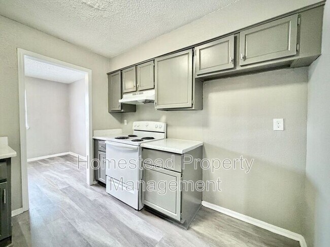 Building Photo - 8400 Candlewood Dr