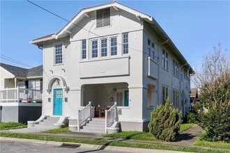 Building Photo - 3428 Delachaise St