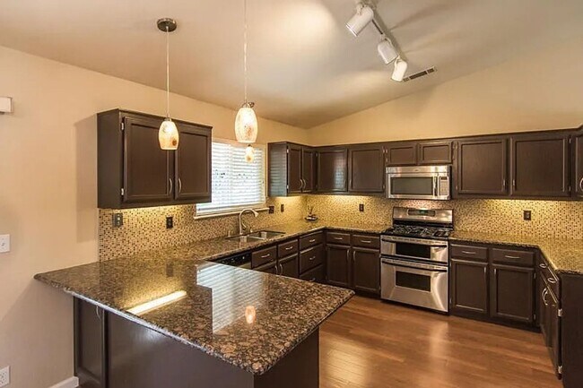 Foto del edificio - BEAUTIFUL 4 BED 2 BATH HOME IN REDDING - A...