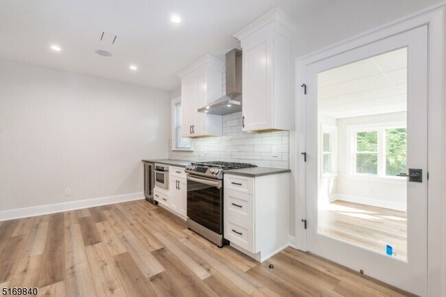 Building Photo - 31 Oak Grove Road Unit 2