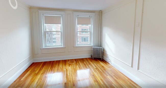 Building Photo - Charming 2.5 Bedroom-No Broker Fee