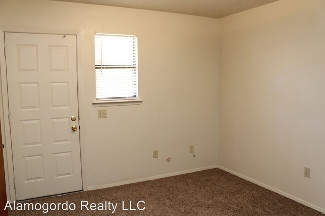 Building Photo - 1500 Aspen Dr