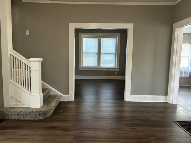 Foto del edificio - Spacious Updated Home with 2-car garage by...
