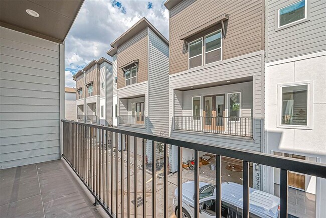 Building Photo - 3038 Live Oak St