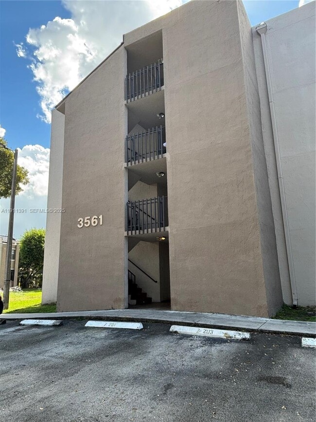 Building Photo - 3561 SW 117th Ave