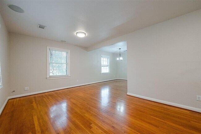 Building Photo - 913 W 18th St
