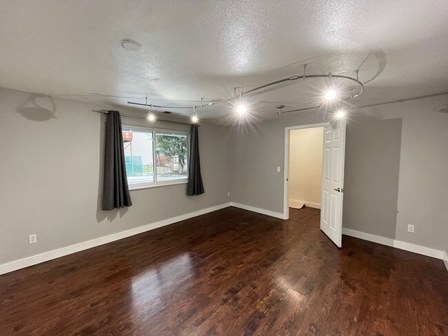 Building Photo - Beautiful 3Bed + 2bath Ranch Style Home in...