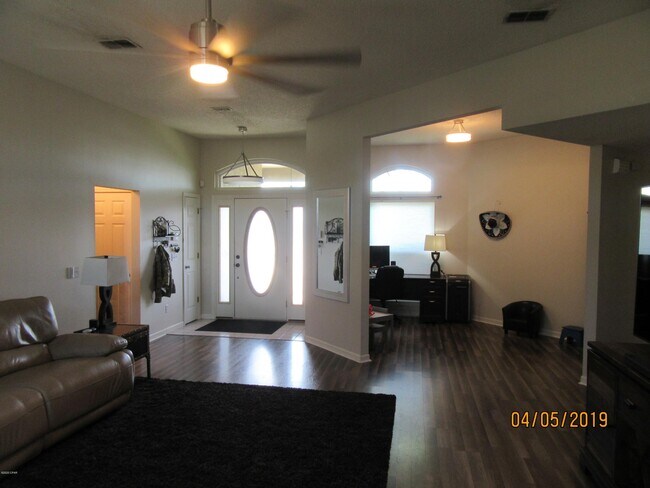 Building Photo - 6924 Ross Dr