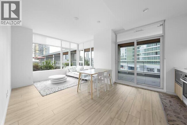 Photo du bâtiment - 6080 McKay Ave
