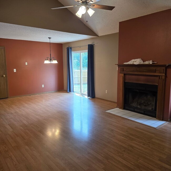 Foto del edificio - Great 3 bed 2 bath with a 2 car garage