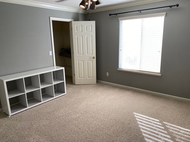 Foto del edificio - Stunning 5/3 Home LOADED w/Upgrades!  (PLE...