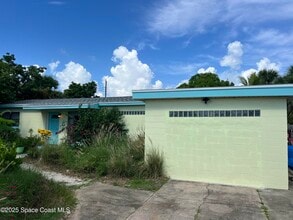 Building Photo - 300 Pelican Dr
