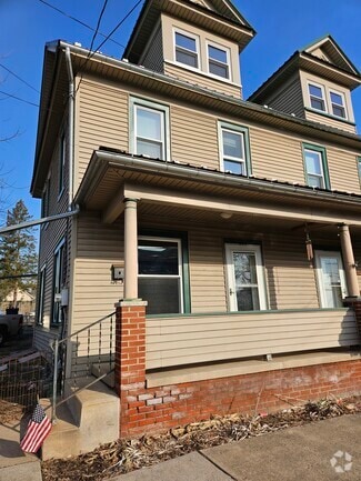 Building Photo - 255 E 5th St
