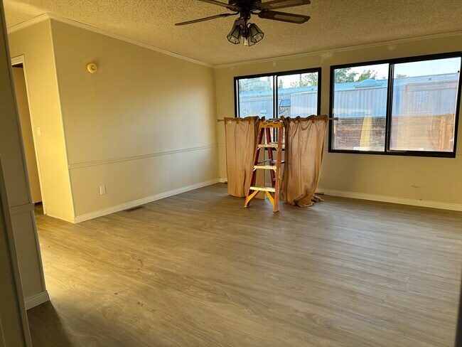 Sala. Se reemplazará el ventilador de techo por uno blanco (con control remoto y 3 niveles de luz). - 917 Castle Rock St