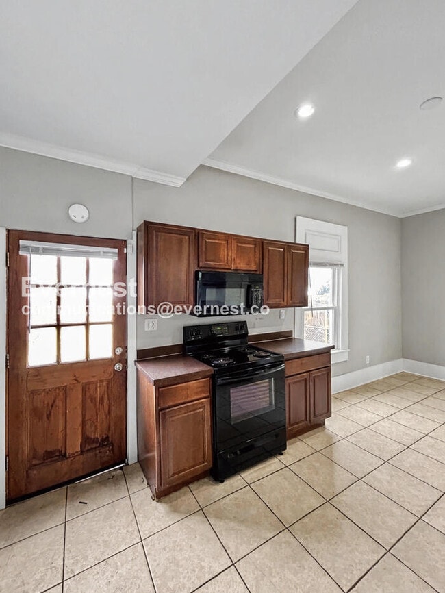 Building Photo - 1304 Oakwood Ave