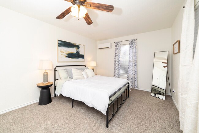 Foto del edificio - 102 Lovera Blvd