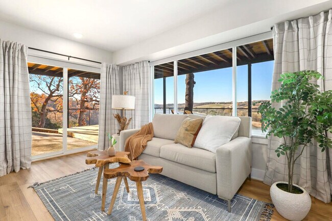 Foto del edificio - 22941 War Eagle Blacktop Rd