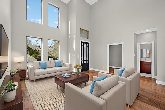 Photo - 1828 Highland Dr E House