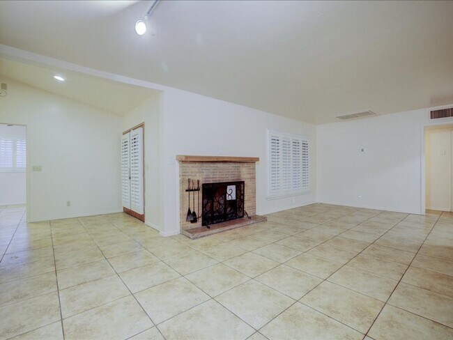 Building Photo - 3 Bedroom 2 Bathroom
