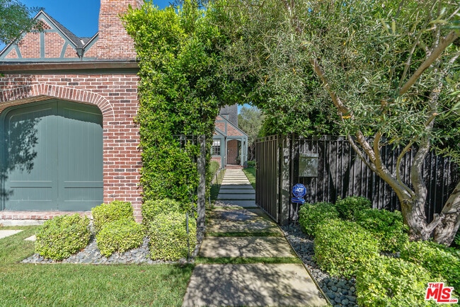 Building Photo - 560 S Bronson Ave