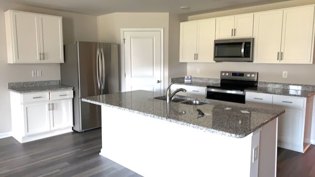Building Photo - 4-Bedroom, 2-Bath Home in Heather Glen Com...