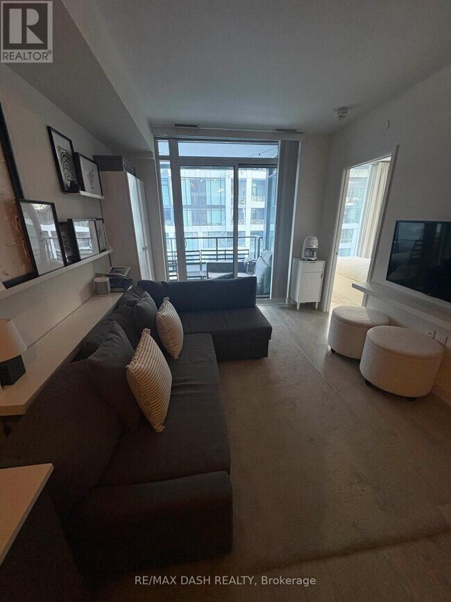 Building Photo - 27 Bathurst St