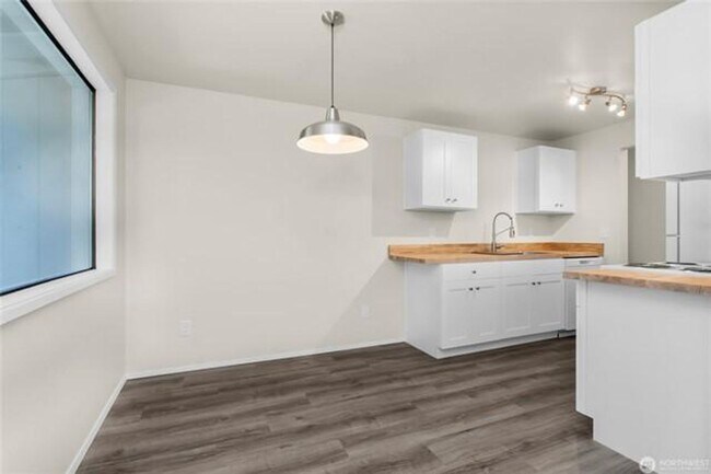 Foto del edificio - Beautifully Updated Duplex | W/D Included | Ideal for JBLM Commuters