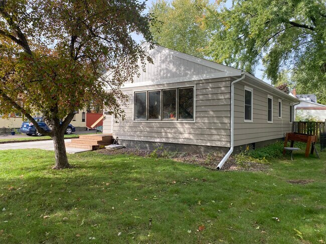 Building Photo - 1516 Frederic St