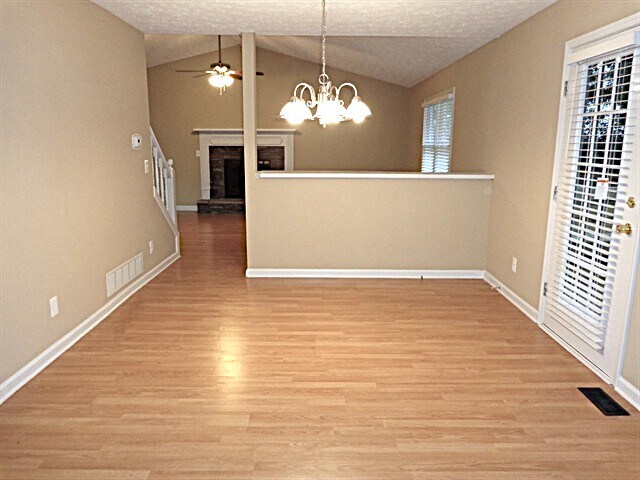 Foto del edificio - 1005 Whispering Woods Dr