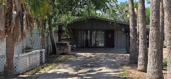Building Photo - 1709 E Sioux Rd