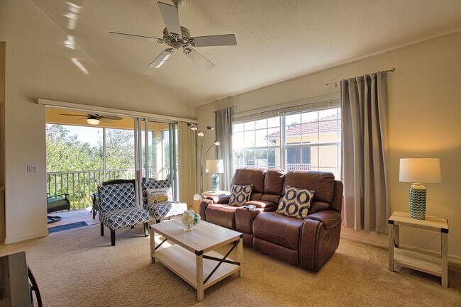 Foto del edificio - Annual Unfurnished 2 Bedroom 2 Bathroom Second Floor Condo in Casa Del Lago!