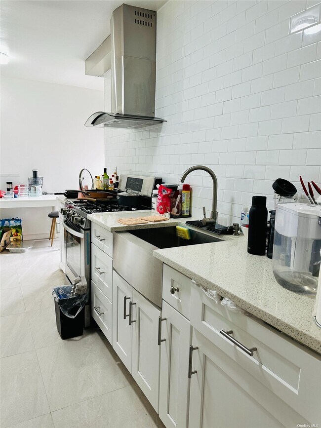 Foto del edificio - 144-58 Sanford Ave