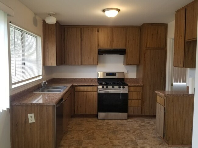 Building Photo - Don't Miss This One!